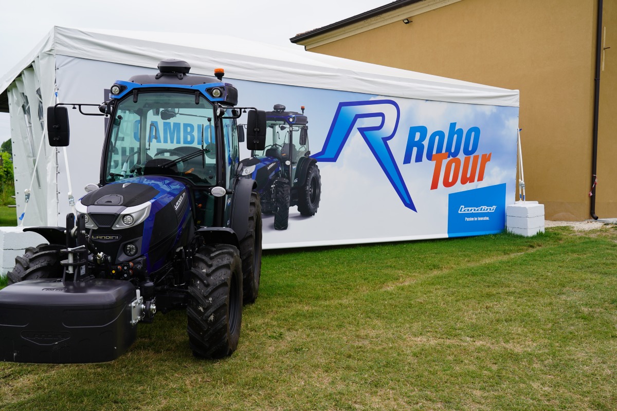 RoboTour si è tenuto a Fabbrico. Per gli agricoltori è stato possibile anche visitare le linee di assemblaggio nella vicina fabbrica